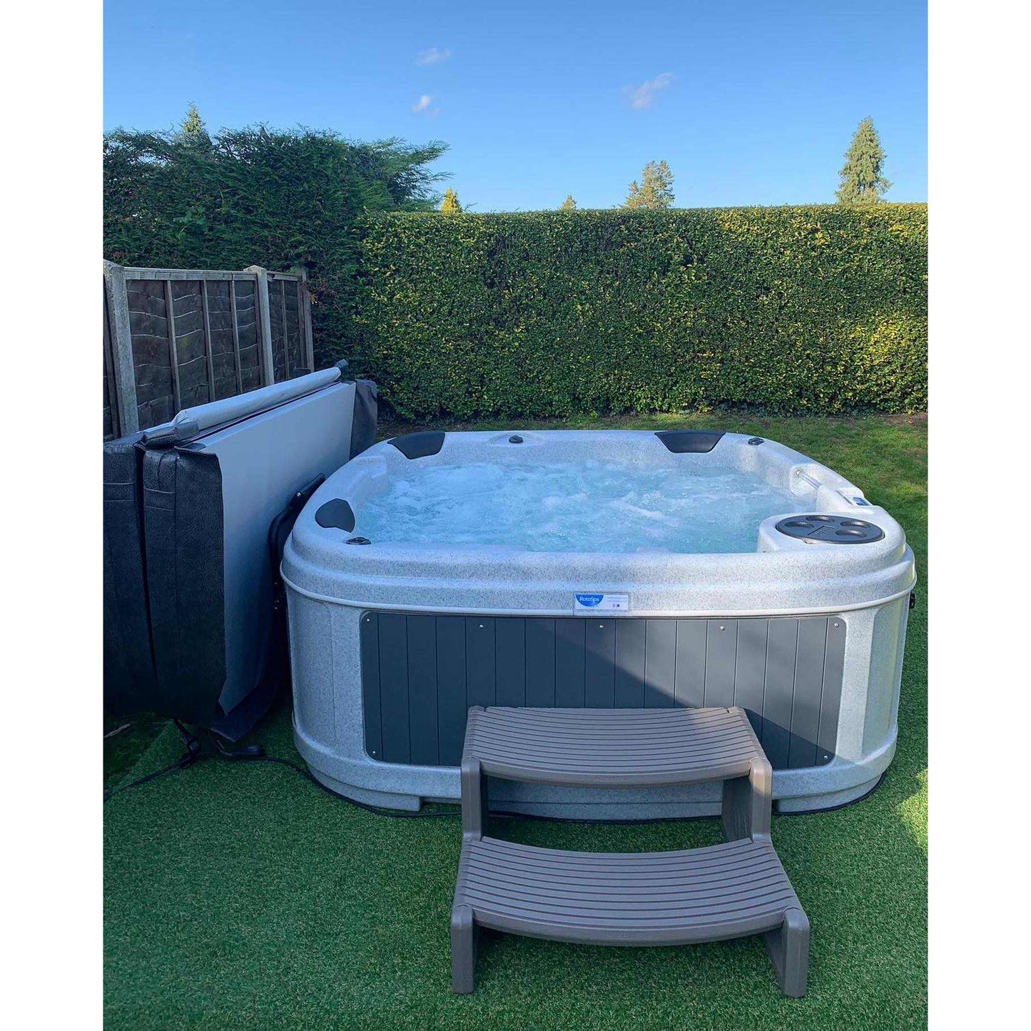 RotoSpa-Dura-S160-5-6-Persons-Outdoor-jacuzzi-in-the-garden