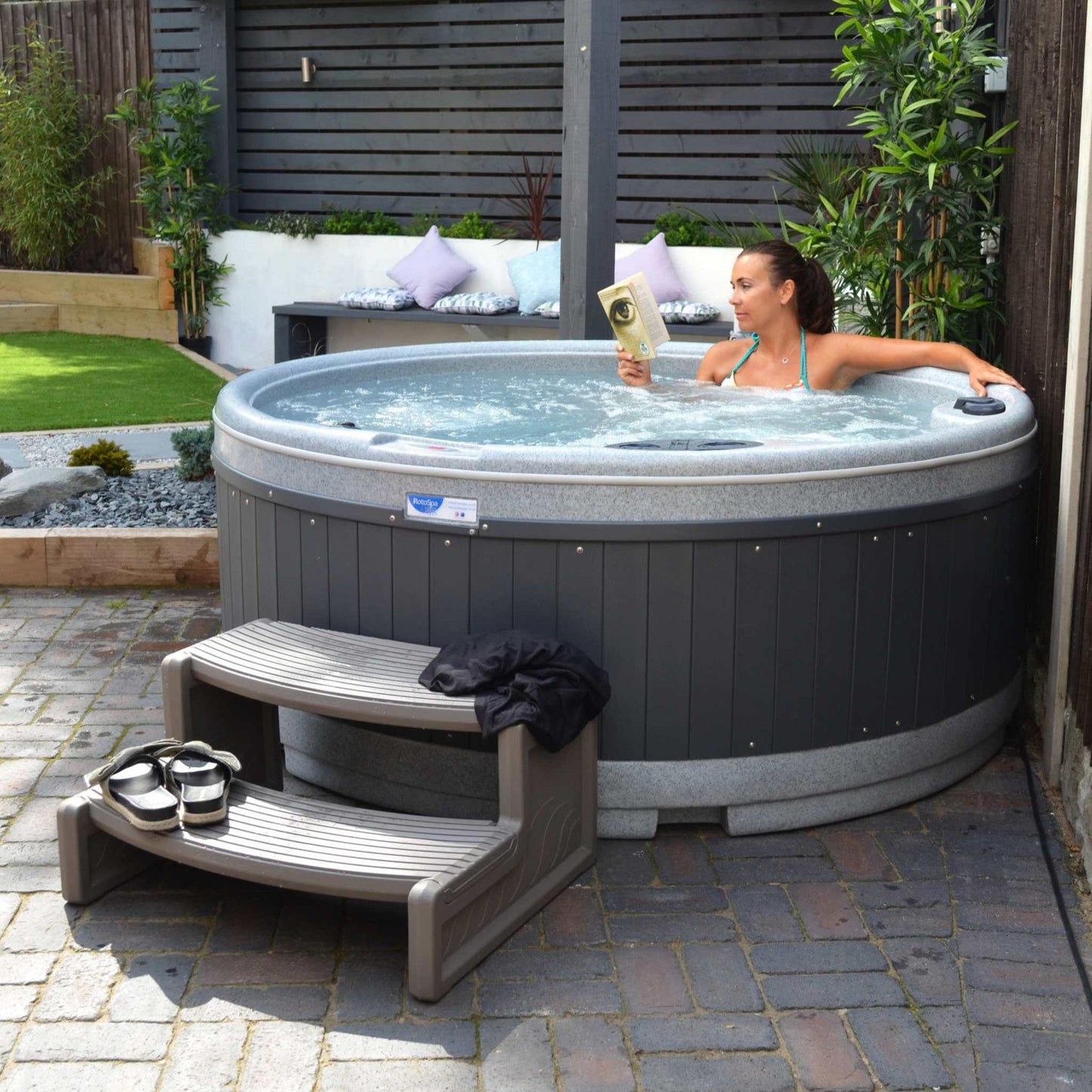 RotoSpa-QuatroSpa-6-persons-hot-tub-in-the garden