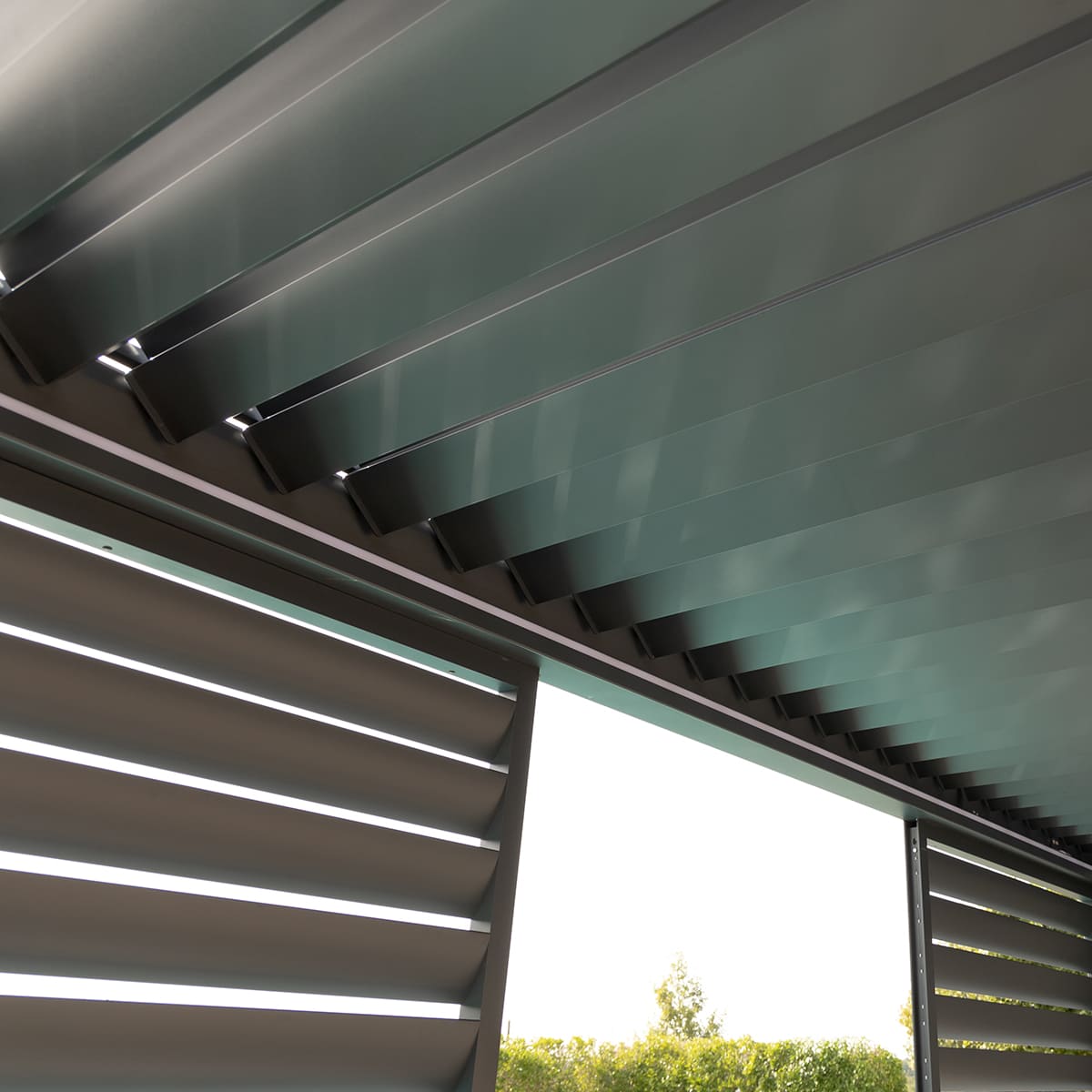 Eden Aluminium Pergola With Motorised Roof, 4m Louvre Wall & 3 Blinds