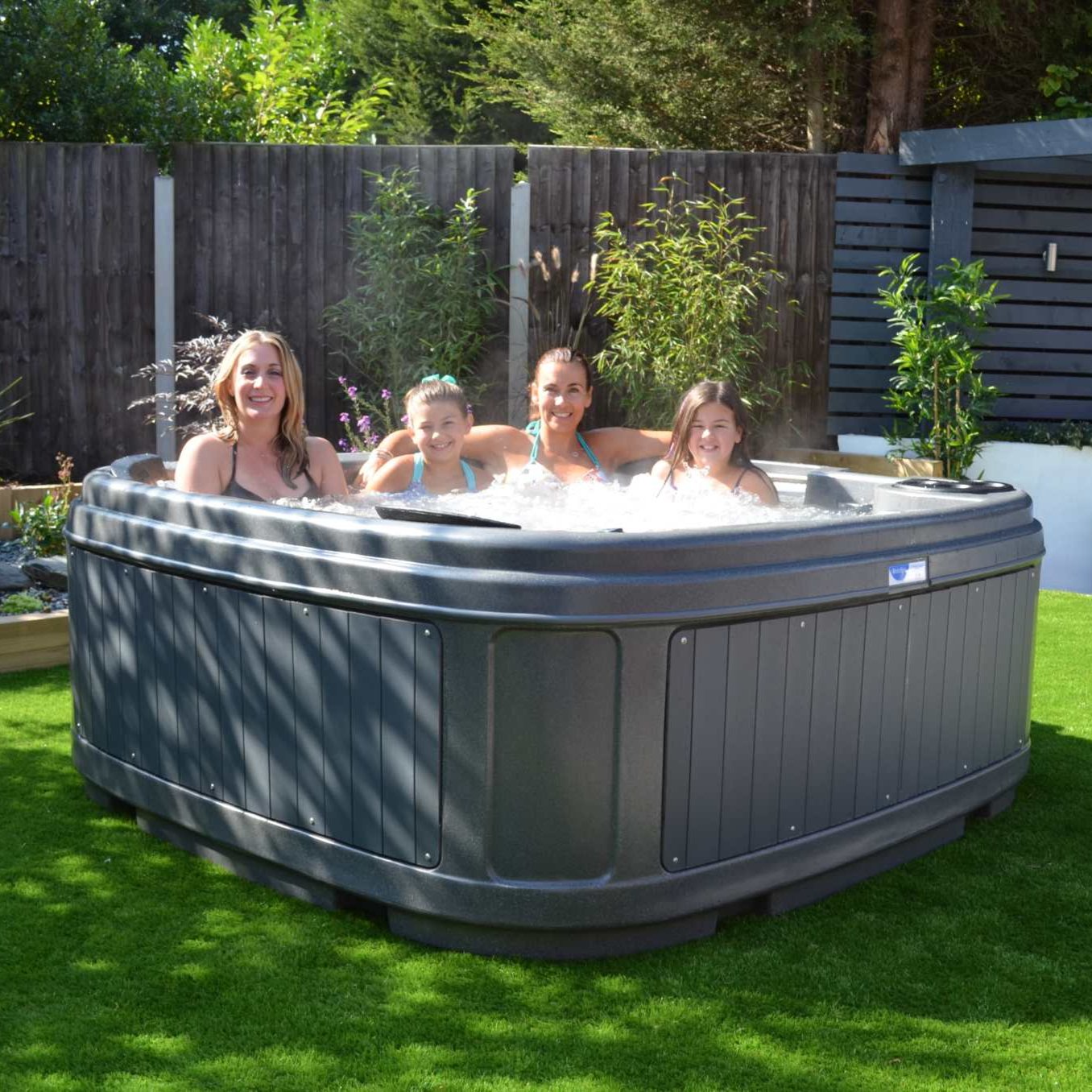 RotoSpa-Dura-S160-5-6-Persons-Outdoor-hut-tub-in-the-garden