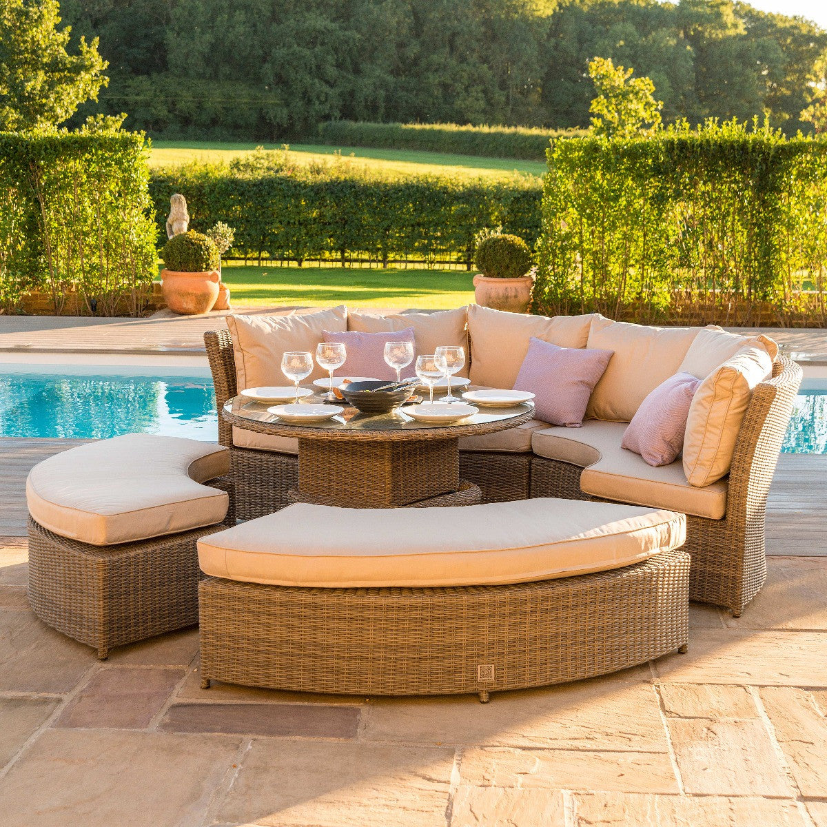 Winchester Round Rattan Lifestyle Daybed Suite